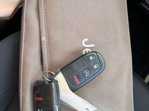 Used 2017 Jeep Renegade Latitude FWD image 21