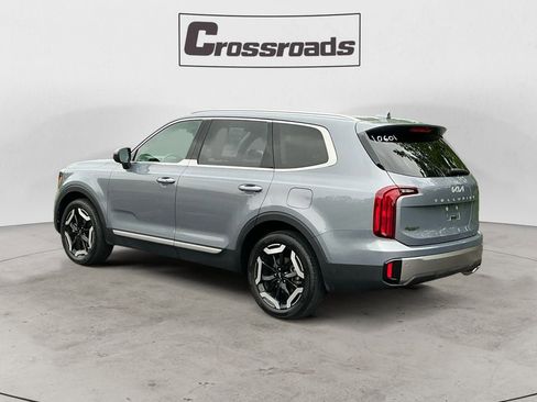 Used 2025 Kia Telluride S FWD image 3