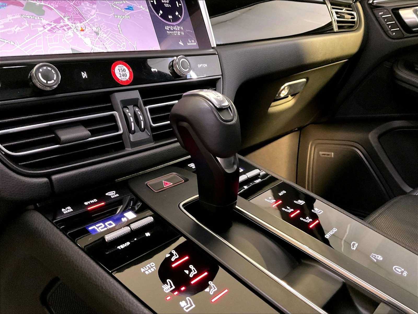 Certified 2024 Porsche Macan S AWD/4WD image 17