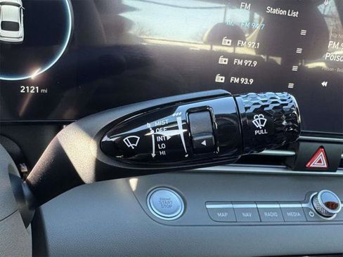 Certified 2025 Hyundai Elantra SEL image 24