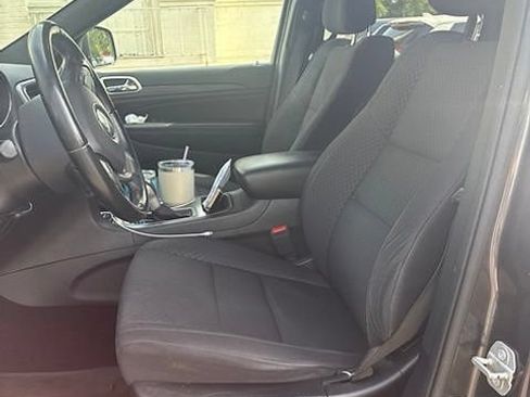 Used 2019 Jeep Grand Cherokee Laredo AWD/4WD image 6