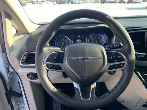 Used 2024 Chrysler Pacifica Touring-L image 28