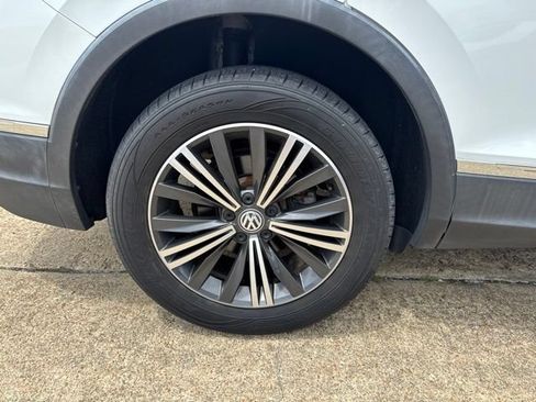 Used 2018 Volkswagen Tiguan SEL AWD/4WD image 32