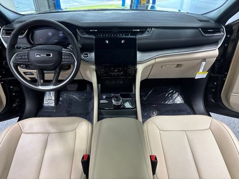 Used 2025 Jeep Grand Cherokee Limited w/ Luxury Tech Group II AWD/4WD image 36