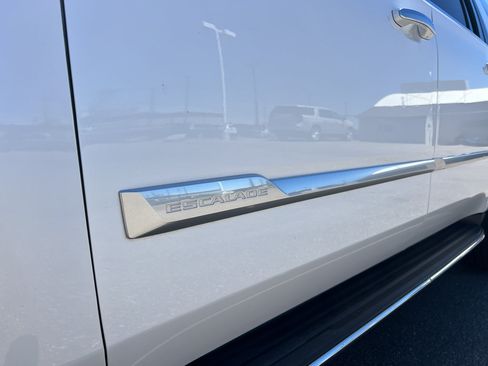 Certified 2019 Cadillac Escalade ESV Luxury AWD/4WD image 15