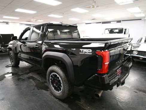 Used 2024 Toyota Tacoma TRD Off-Road image 5