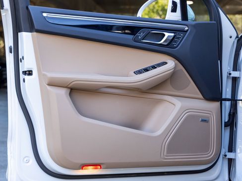 Certified 2025 Porsche Macan image 23