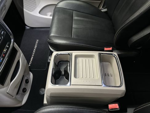 Used 2016 Chrysler Town & Country Touring FWD image 32