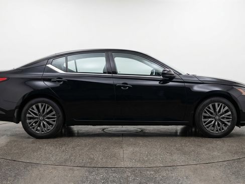 Used 2025 Nissan Altima 2.5 SV FWD image 11