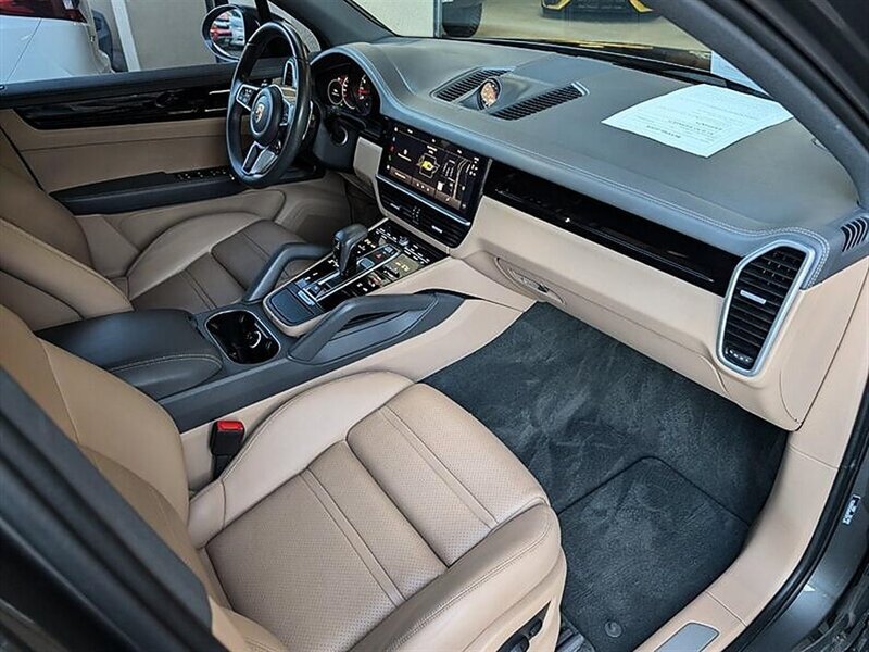 Used 2023 Porsche Cayenne w/ Premium Package AWD/4WD image 4