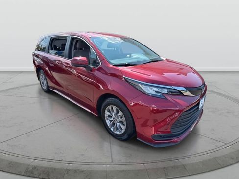 Used 2022 Toyota Sienna LE image 1