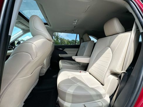 Used 2022 Toyota Highlander XLE FWD image 17