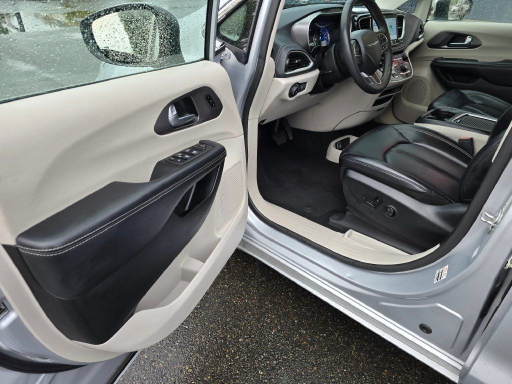Used 2023 Chrysler Pacifica Touring-L FWD image 17