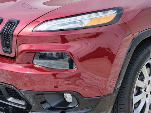 Used 2018 Jeep Cherokee Latitude AWD/4WD image 10