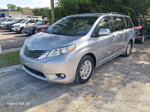 Used 2013 Toyota Sienna XLE FWD image 1