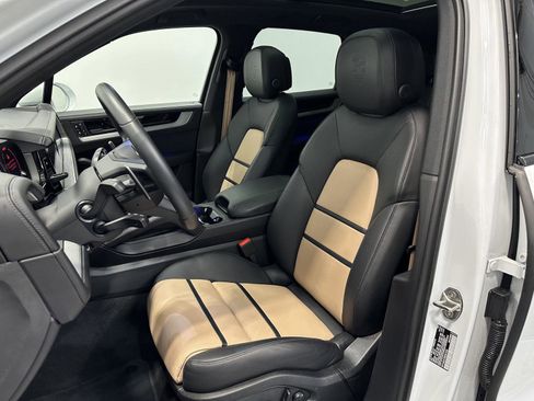 Certified 2025 Porsche Cayenne image 5