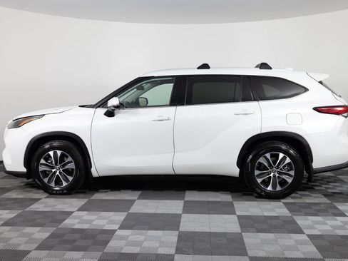 Used 2022 Toyota Highlander XLE FWD image 3