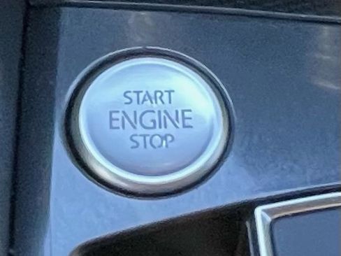 Used 2018 Volkswagen Tiguan SE w/ Panoramic Sunroof Package image 27