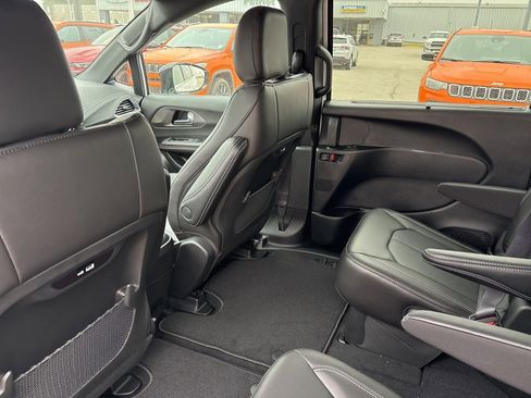 New 2026 Chrysler Pacifica Select image 24