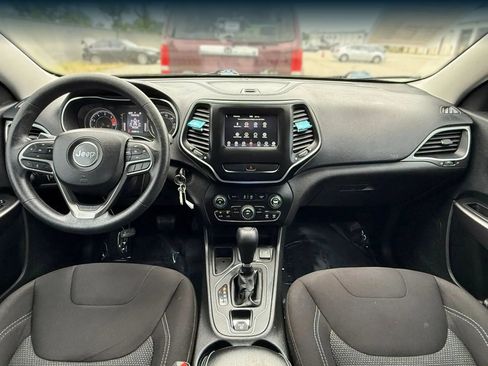Used 2019 Jeep Cherokee Latitude w/ Popular Appearance Group FWD image 3