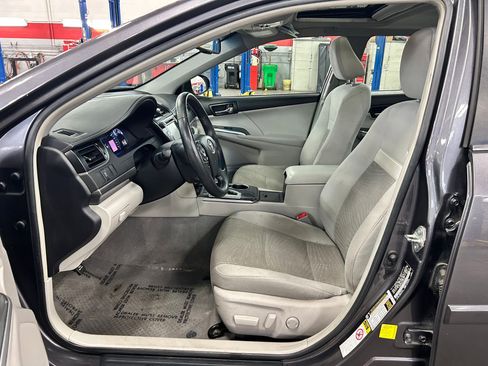 Used 2014 Toyota Camry XLE w/ Moonroof Package image 11