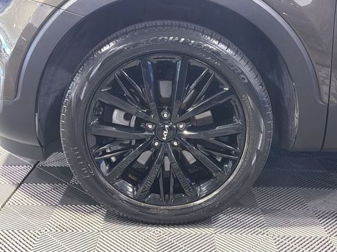 Used 2022 Kia Telluride SX w/ Towing Package FWD image 17