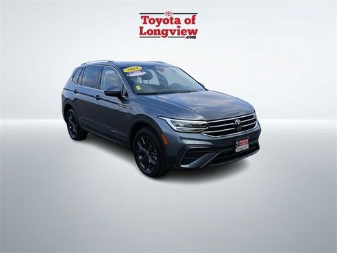 Used 2024 Volkswagen Tiguan SE w/ Panoramic Sunroof Package image 1