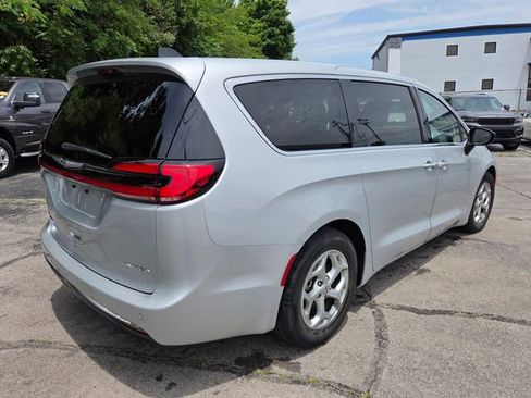 Used 2024 Chrysler Pacifica Limited FWD image 7