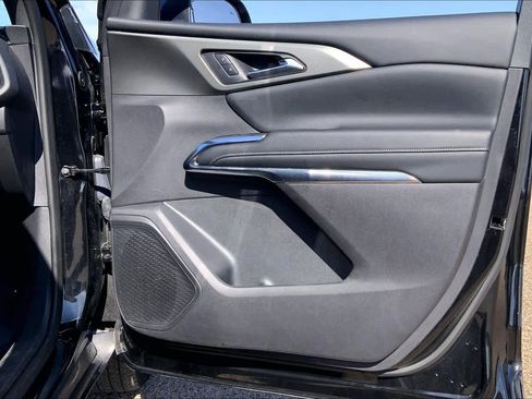 Used 2025 Chevrolet Traverse LT image 23