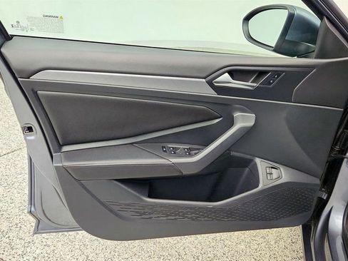 Used 2023 Volkswagen Jetta SE w/ Panoramic Sunroof Package FWD image 7