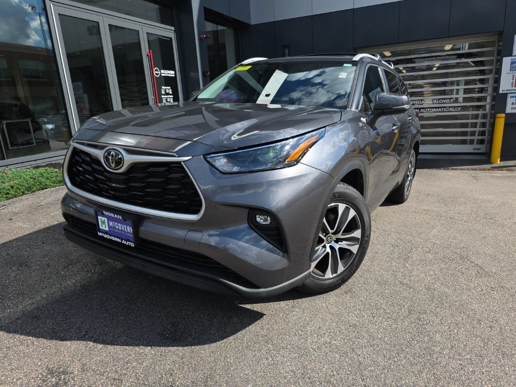 Used 2023 Toyota Highlander XLE AWD/4WD image 2