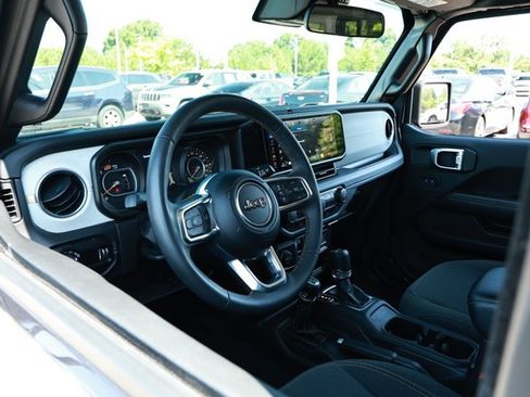 Used 2025 Jeep Wrangler Unlimited Sahara AWD/4WD image 23