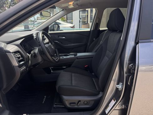 Used 2025 Nissan Rogue SV FWD image 29
