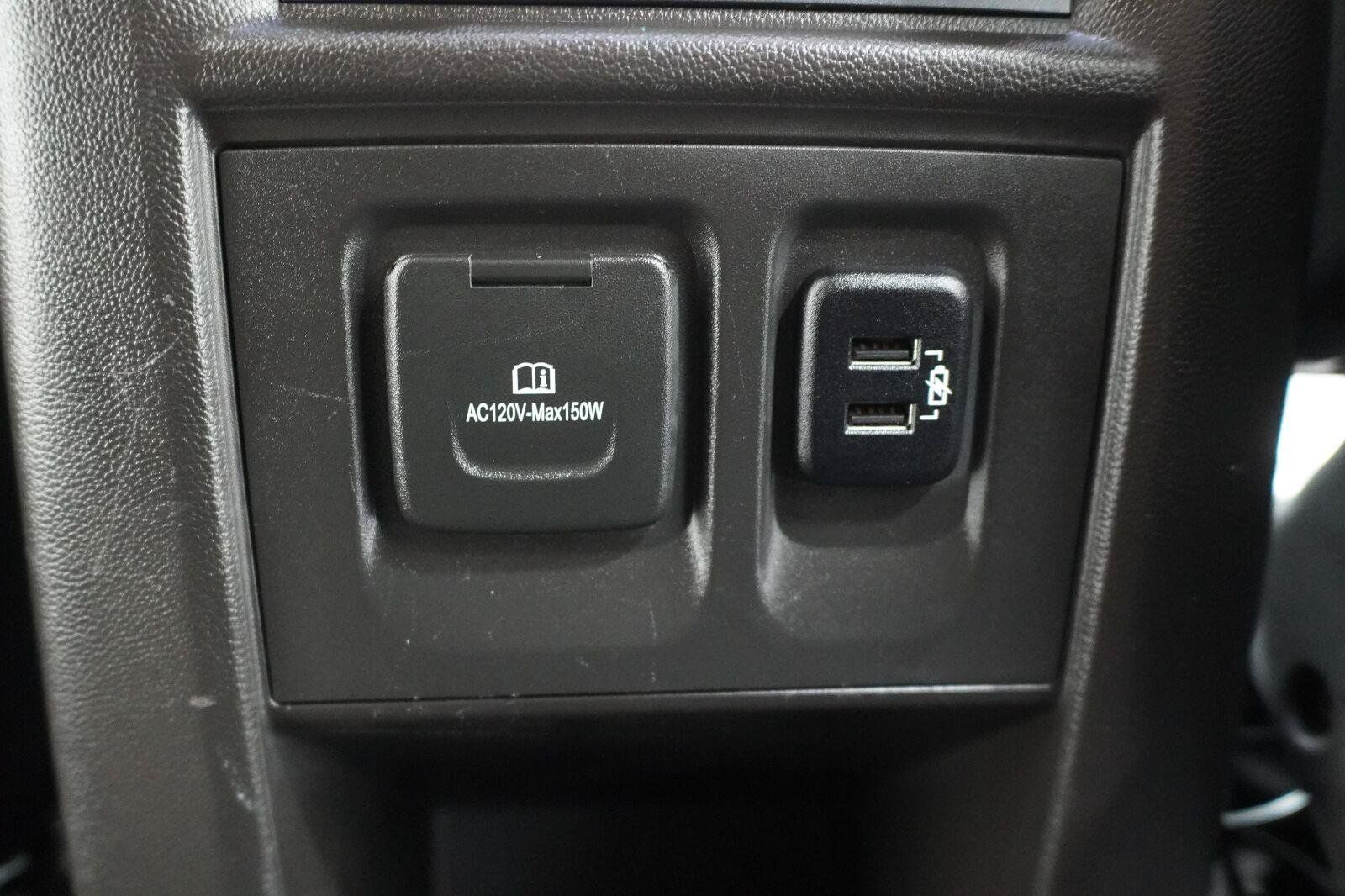 Used 2018 Chevrolet Traverse Premier w/ Driver Confidence II Package FWD image 31