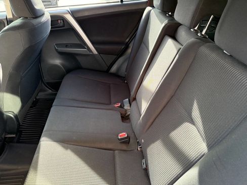 Used 2018 Toyota RAV4 LE image 9