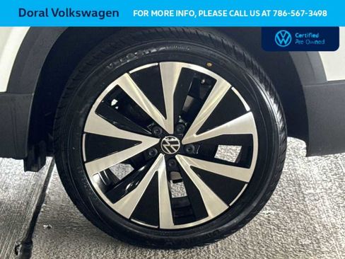 Used 2022 Volkswagen Taos SE FWD image 11