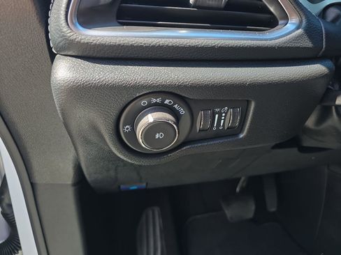 Used 2024 Chrysler Pacifica Limited w/ Uconnect Theater Family Group image 22