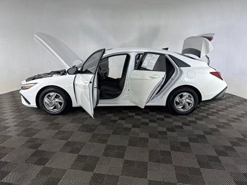 Used 2026 Hyundai Elantra SE FWD image 12