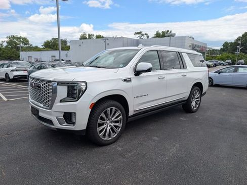 Used 2022 GMC Yukon XL Denali w/ Denali Premium Package AWD/4WD image 6