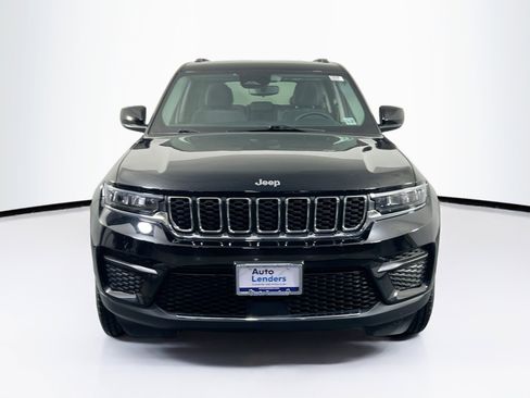 Used 2023 Jeep Grand Cherokee Laredo image 2