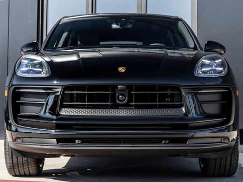 Certified 2026 Porsche Macan AWD/4WD image 8