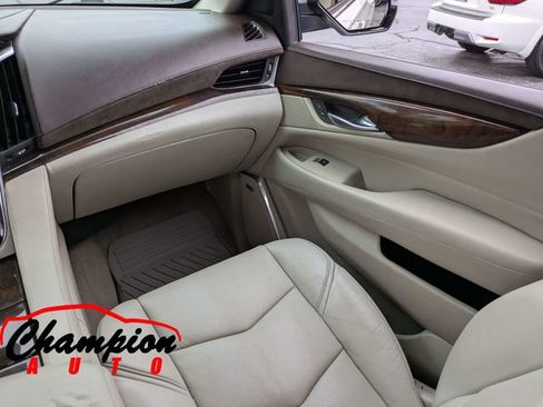Used 2017 Cadillac Escalade Premium Luxury RWD image 23