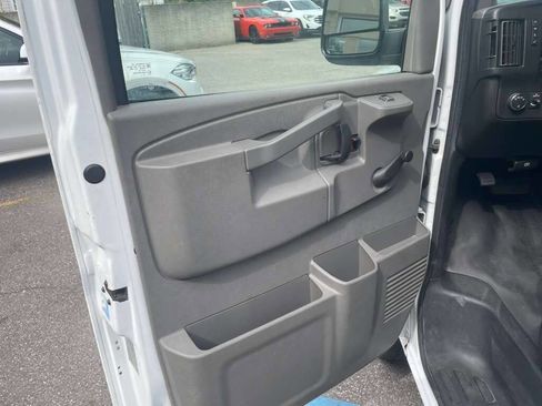 Used 2018 Chevrolet Express 2500 image 9