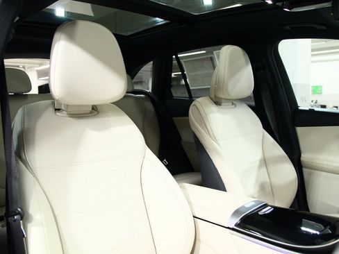 Used 2025 Mercedes-Benz GLC 300 4MATIC image 24