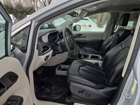 Used 2023 Chrysler Pacifica Touring-L image 12