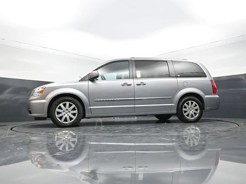 Used 2016 Chrysler Town & Country Touring w/ Driver Convenience Group FWD image 44