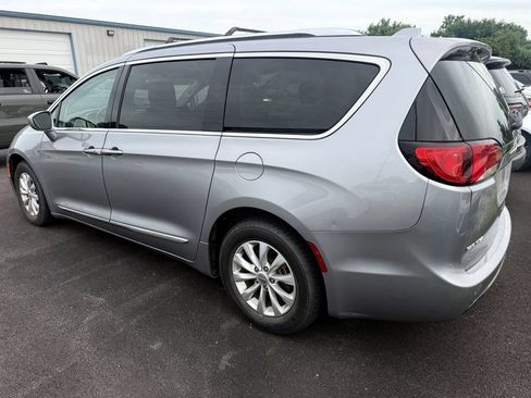 Used 2019 Chrysler Pacifica Touring-L FWD image 8