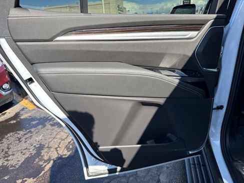 Certified 2026 Cadillac Escalade Luxury w/ LPO, Radiant Package AWD/4WD image 18