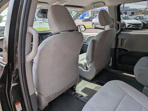 Used 2020 Toyota Sienna L FWD image 17