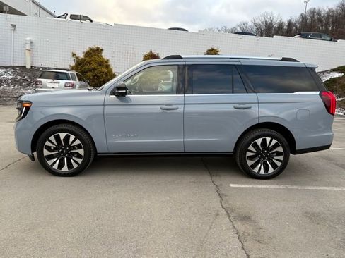 Used 2025 Ford Expedition Platinum w/ Driver's Package image 2